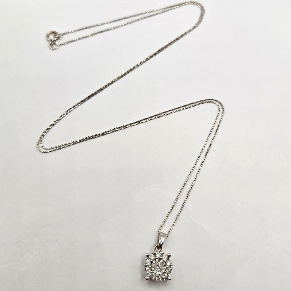 14K White Gold Round Diamond Cluster Pendant Necklace - 2.36g